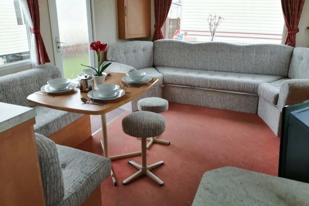 Beachside, Family-friendly, Wifi, 8 Berth Caravan 133